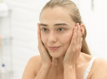 Bioderma_girl_mirror_happy