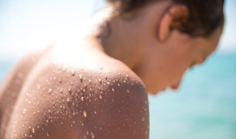 women-with-waterproof-sunscreen